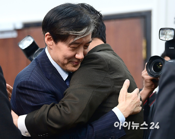 이재명 더불어민주당 대표가 지난 2024년 8월 21일 오후 서울 여의도 국회에서 조국 조국혁신당 대표를 예방. 기념촬영을 하고 있다. [사진=곽영래 기자]
