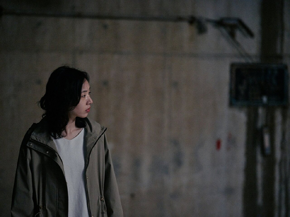 배우 공성하가 영화 '신사: 악귀의 속삭임' 인터뷰에 앞서 포즈를 취하고 있다. [사진=라이브러리컴퍼니]