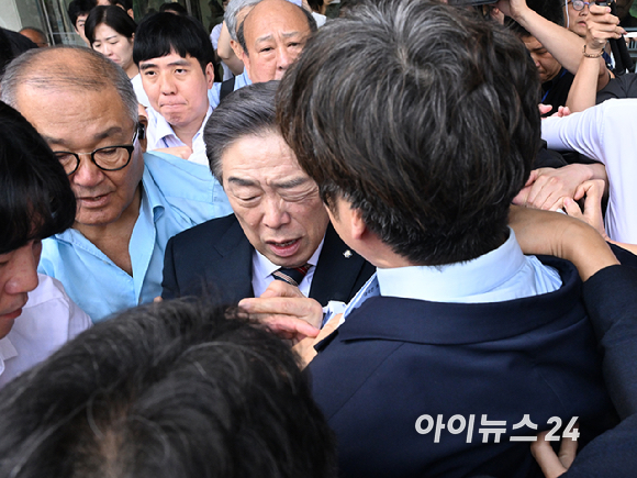 김형석 독립기념관장이 8일 오전 서울 여의도 국회 소통관에서 기자회견 후 퇴진을 요구하는 시민단체 회원들의 항의를 받으며 소통관을 나서고 있다. [사진=곽영래 기자]