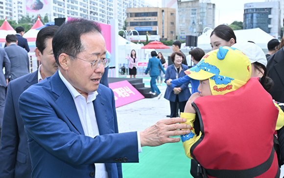 홍준표 대구시장이 10일 문을 연 신천물놀이장에 찾아온 어린이를 반갑게 맞고 있다. [사진=대구시]