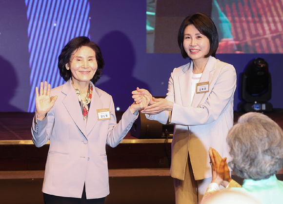 김문수 국민의힘 대선 후보의 부인 설난영 씨(왼쪽)와 이재명 더불어민주당 대선 후보의 부인 김혜경 씨가 12일 서울 중구 신라호텔에서 열린 중앙신도회 창립 70주년 기념식에서 손을 맞잡고 있다. 2025.5.12 [사진=연합뉴스]