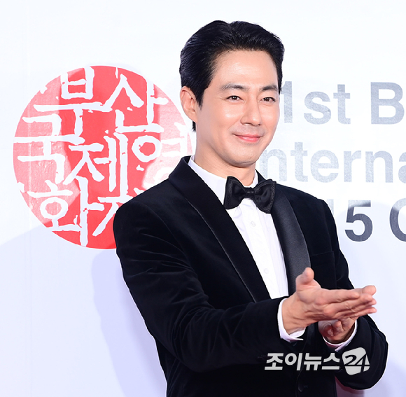 '가능한 사랑' 배우 조인성이 6일 부산 해운대구 영화의전당에서 열린 제31회 부산국제영화제 개막식 레드카펫 행사에 참석하고 있다. [사진=정소희 기자]