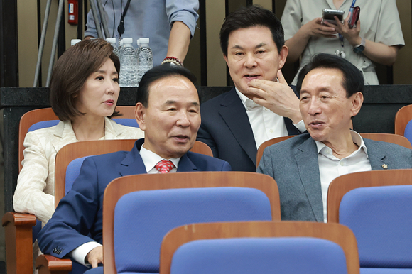 국민의힘 나경원 의원(왼쪽부터), 박덕흠 국회부의장, 국민의힘 김태호&middot; 김석기 의원이 17일 국회에서 열린 의원총회에 참석해 대화하고 있다. 2026.6.17 [사진=연합뉴스]