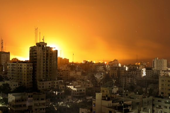 지난해 이스라엘의 공습을 받은 가자지구에서 건물들이 불에 타며 화염과 연기가 치솟고 있다. [사진=AP/뉴시스]