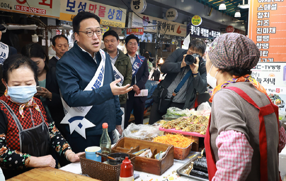 김병환 금융위원회 위원장이 22일 오전 경기도 안양중앙시장을 방문해 관계 기관 임직원과 함께 새출발기금을 알리고 있다. [사진=금융위원회]