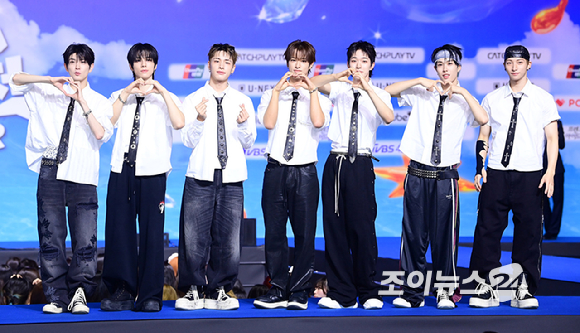 그룹 넥스지(NEXZ)가 9일 오후 경기도 일산 킨텍스에서 열린 2026 SBS 가요대전 Summer 블루카펫 행사에 참석하고 있다. [사진=정소희 기자]