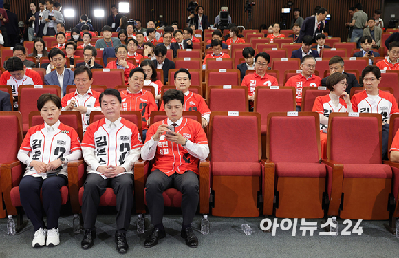국민의힘 당 지도부가 3일 서울 여의도 국회 도서관에 마련된 국민의힘 개표 상황실에서 제21대 대통령 선거 방송3사 출구조사 결과를 지켜보다 굳은 표정으로 상황실을 떠나고 있다. [사진=정소희 기자]