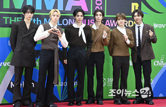 보이넥스트도어가 20일 서울 구로구 고척돔에서 열린 '2025 멜론뮤직어워드(MMA2025)' 레드카펫에서 포즈를 취하고 있다.