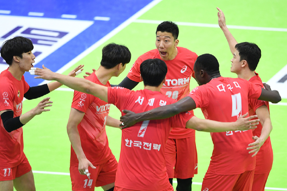 한국전력 선수들이 30일 열린 대한항공과 홈 경기 도중 공격 득점을 올린 뒤 환호하고 있다. [사진=한국배구연맹(KOVO)]