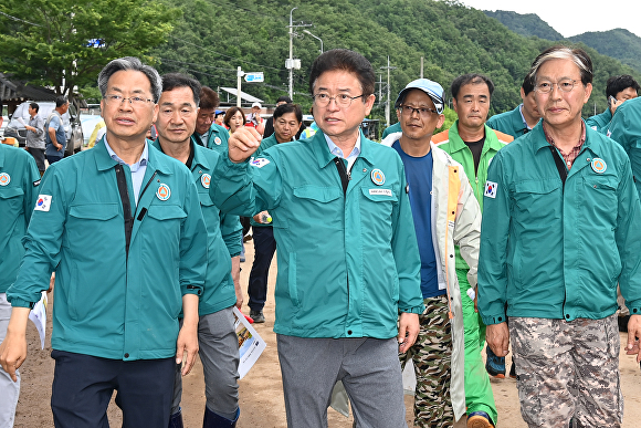 10일 이철우 경상북도지사(가운데)가 4일간의 집중호우로 피해를 본 금학리, 대천리 마을을 방문하고 있다. [사진=경북도청]