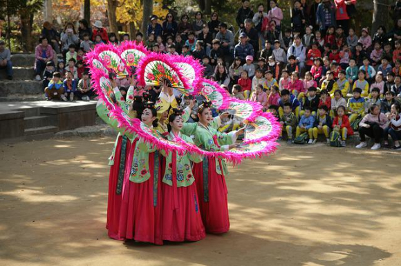사이버외교사절단 반크카 부채춤이 한국문화임을 알리는 글로벌 캠페인에 나섰다. 사진은 부채춤 이미지. [사진=픽사베이]