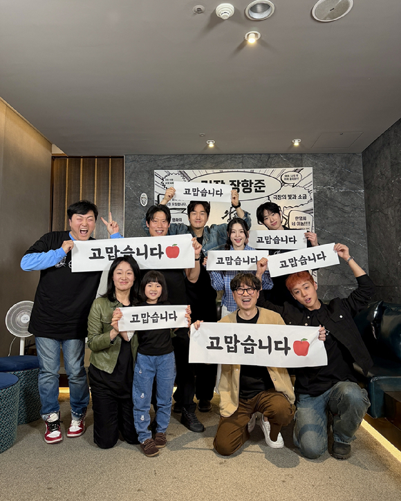 '왕과 사는 남자'가 역대 흥행 2위에 오른 가운데 배우들과 장항준 감독이 감사 인사를 전하고 있다. [사진=(주)쇼박스]