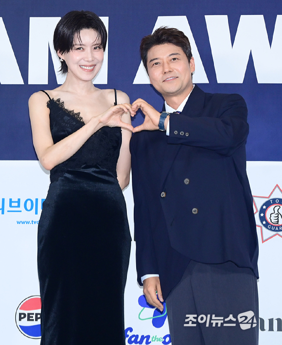 방송인 장도연과 전현무가 27일 경기 고양시 킨텍스에서 열린 2026 케이 월드 드림 어워즈(K WORLD DREAM AWARDS)' 블루카펫에 시상식 MC로 참석하고 있다. [사진=정소희 기자]