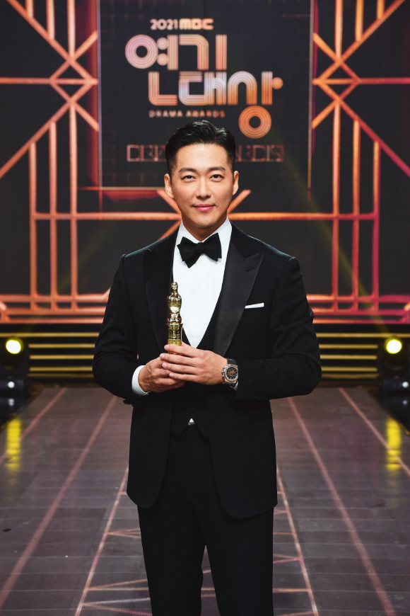 '검은태양' 배우 남궁민이 30일 오후 서울 마포구 상암동 MBC에서 진행된 '2021 MBC 연기대상' 시상식에서 대상을 받고 트로피와 기념사진을 촬영하고 있다. [사진=MBC]