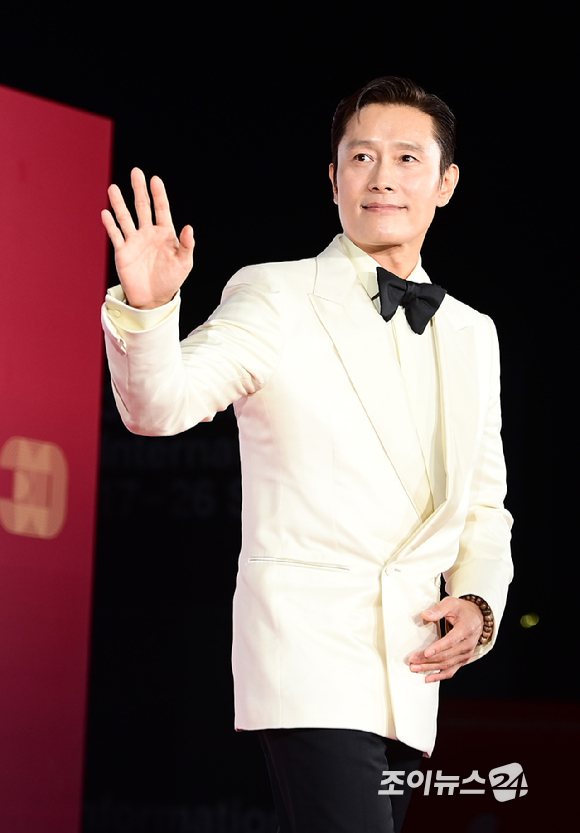 (왼쪽부터)배우 이병헌-이성민-염혜란-박희순-손예진-박찬욱 감독이 17일 오후 부산광역시 해운대구 영화의 전당에서 열린 제30회 부산국제영화제 개막식 레드카펫 행사에 참석하고 있다. [사진=정소희 기자]