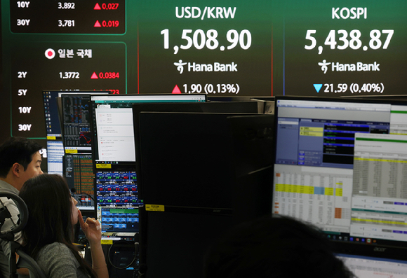 27일 서울 중구 하나은행 본점 딜링룸 전광판에 코스피 종가와 원/달러 환율이 표시돼 있다. [사진=연합뉴스]