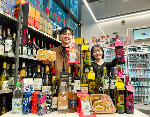 모델들이 CU에서 연말 홈파티 기획전 대표 상품을 소개하고 있다. [사진=CU]