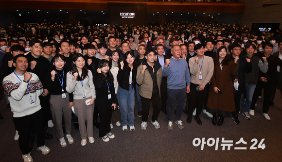 정의선 현대자동차그룹 회장이 3일 오전 경기도 화성시 현대기아자동차남양기술연구소에서 열린 2023 현대차그룹 신년회에서 임직원들과 기념촬영을 하고 있다. [사진=김성진 기자]