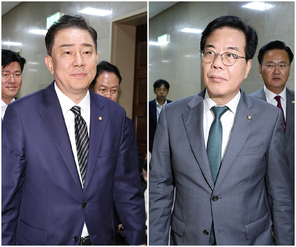 더불어민주당 김병기 당 대표 직무대행 겸 원내대표(사진 왼쪽)와 국민의힘 송언석 비대위원장 겸 원내대표(사진 오른쪽)가 18일 국회에서 장관 후보자들의 인사청문 보고서 채택 등을 논의하기 위해 각각 운영위원장실로 들어가고 있다. [사진=연합뉴스]