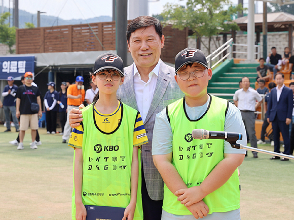 충북 보은 KBO 야구센터에서 '2023 KBO 유소년 티볼 페스티벌 초등스포츠클럽 티볼대회'가 열렸다. 허구연 KBO 총재(가운데)가 MVP를 차지한 선수들과 함께 기념 촬영하고 있다. [사진=한국야구위원회(KBO)]