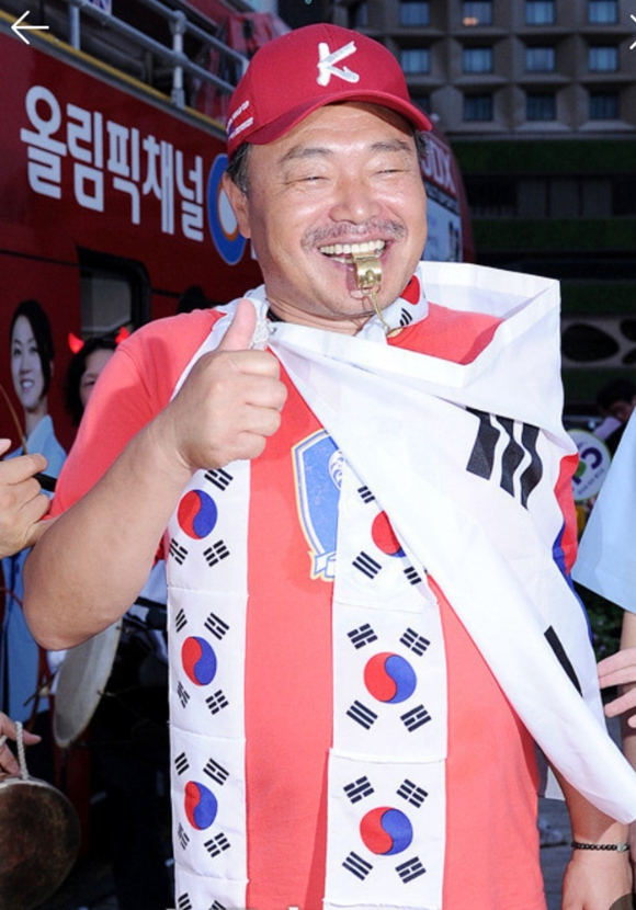 가수 김흥국이 대한민국 16강 진출 기원 삭발 퍼포먼스를 예고했다. [사진=김흥국 ]