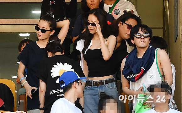 3일 오후 부산아시아드주경기장에서 열린 쿠팡플레이 시리즈 3차전 전북 현대와 파리 생제르맹(PSG)의 경기에서 배우 정유미, 손나은, 지드래곤이 경기를 지켜보고 있다. [사진=곽영래 기자]