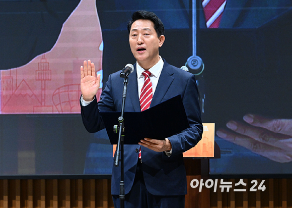 오세훈 서울시장이 1일 오전 서울시청에서 열린 제40대 서울특별시장 취임행사에서 취임 선서를 하고 있다. [사진=곽영래 기자]
