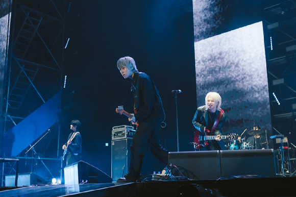 밴드 캔트비블루가 무대에서 노래하고 있다. [사진=소속사]