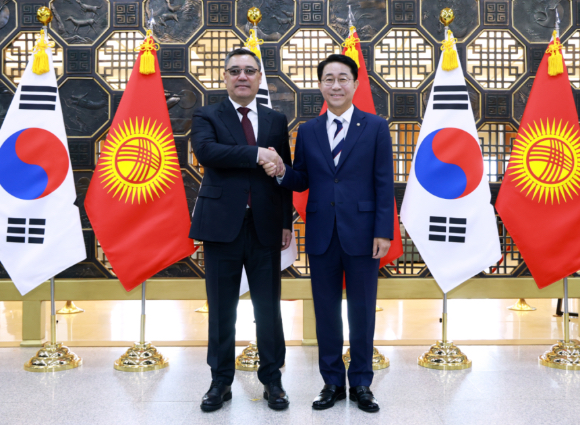 조정식 국회의장이 17일 국회를 방문한 사디르 자파로프 키르기스스탄 대통령과 기념 촬영을 하고 있다. [사진=국회의장실]
