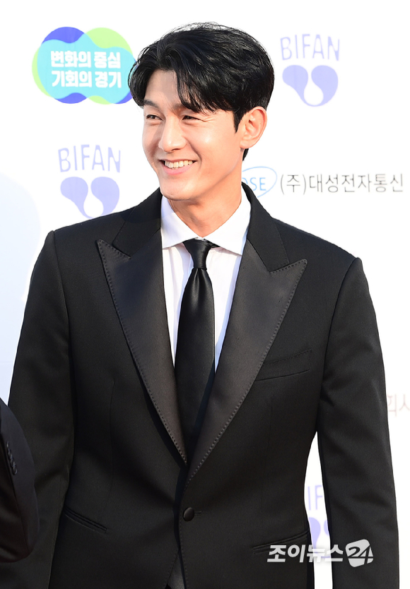 배우 이기우가 2일 경기도 부천시 원미구 부천시청 잔디광장에서 진행된 제30회 부천국제판타스틱영화제(BIFAN) 레드카펫 행사에 참석하고 있다. [사진=정소희 기자]