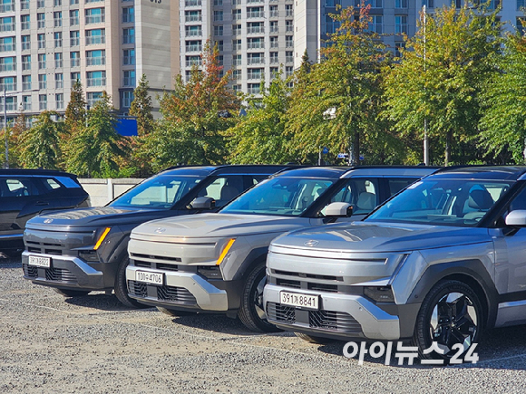 7일 열린 '디 올 뉴 투싼 테크데이 & 미디어 시승회'에서 시범운용된 디 올 뉴 투싼이 김포의 한 카페에 주차돼 있다. [사진=김현영 인턴기자]