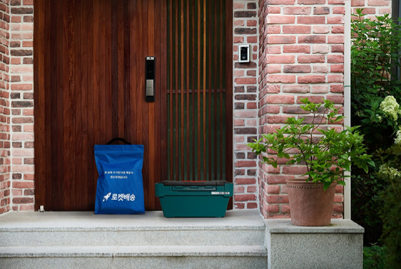 쿠팡로지스틱스서비스(CLS)는 업계 최초 초경량 다회용 '에코백'과 '뉴 프레시백'을 시범 운영하고 있다. [사진=쿠팡]