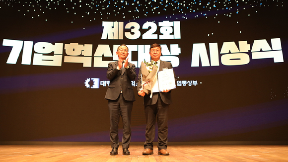 박철호 동아오츠카 대표(오른쪽)가 9일 서울 대한상공회의소에서 열린 '제32회 기업혁신대상'에 참석해 국무총리상을 수상한 뒤 기념촬영을 하고 있다. [사진=동아오츠카 제공]