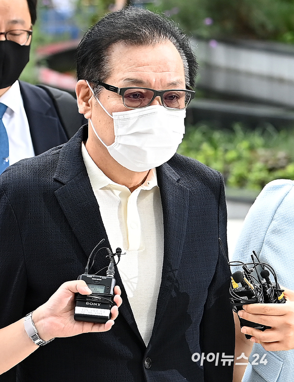 '통일교·공천 청탁 의혹' 건진법사 전성배씨가 18일 오전 서울 종로구에 마련된 김건희 특검팀(특별검사 민중기) 사무실에 출석하고 있다. [사진=곽영래 기자]