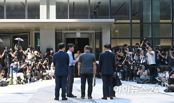 공천개입 의혹을 받는 명태균씨가 1일 오전 서울 종로구에 마련된 김건희 특검팀(특별검사 민중기) 사무실로 조사를 받기 위해 출석하고 있다. [사진=곽영래 기자]