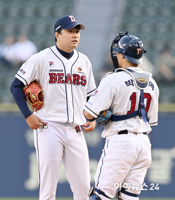 17일 오후 서울 잠실야구장에서 '2022 신한은행 SOL KBO리그' 두산 베어스와 SSG 랜더스의 경기가 열렸다. 두산 선발 이영하가 1회초 볼넷을 남발하며 제구가 흔들리자 포수 박세혁과 대화를 하고 있다. [사진=김성진 기자]