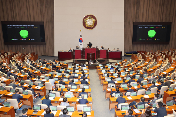 지난 4일 오후 서울 여의도 국회 본회의장에서 해병대원 특검법이 재적 300인, 재석 190인 중 찬성 189인, 반대 1인, 기권 0인으로 통과되고 있다. 2024.07.04. [사진=뉴시스]