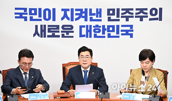 박찬대 당대표 직무대행 겸 원내대표가 25일 오전 서울 여의도 국회에서 열린 최고위원회의에서 발언하고 있다. [사진=곽영래 기자]