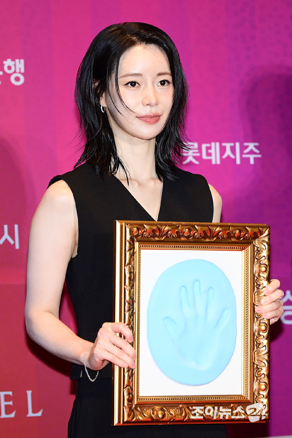 배우 임지연이 18일 오후 부산광역시 시그니엘 그랜드볼룸에서 열린 제33회 부일영화상에 전년도 수상자로 핸드프린팅 행사에 참석하고 있다. [사진=정소희 기자]