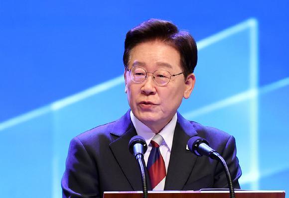 이재명 대통령이 지난 15일 서울 종로구 세종문화회관에서 열린 제81주년 광복절 경축식에서 경축사를 하고 있다. [사진=연합뉴스]