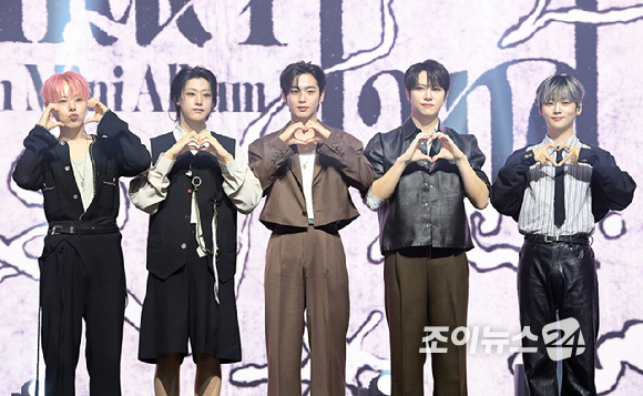 그룹 위아이가 29일 오후 서울 광진구 예스24라이브홀에서 열린 위아이(WEi) 여덟 번째 미니앨범 '원더랜드' 발매 기념 쇼케이스에 참석하고 있다. [사진=정소희 기자]