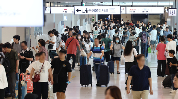 추석 연휴가 시작된 14일 서울 강서구 김포공항 출국장에서 시민들이 탑승수속을 위해 이동하고 있다. [사진=연합뉴스]