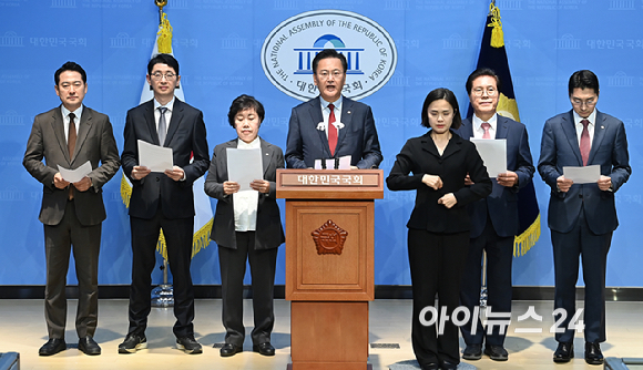 국회 법제사법위원회 국민의힘 위원들이 7일 오후 서울 여의도 국회 소통관에서 이재명 재판 중계 촉구 성명서 발표을 하고 있다. [사진=곽영래 기자]