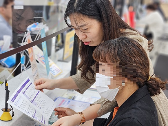 청주시가 ‘힘이 되는 맞춤형 급여 정보’ 홍보물을 이용해 각종 복지정보를 설명하고 있다. [사진=청주시]