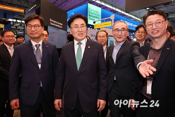 유상임 과학기술정보통신부 장관(앞줄 왼쪽 두번째)이 3일(현지시간) 스페인 바르셀로나 피라 그란 비아 전시장에서 열린 '모바일 월드 콩그레스(MWC) 2025'를 찾아 김영섭 KT 대표(앞줄 오른쪽 두번째)와 함께 KT 부스를 둘러보고 있다. [사진=사진공동취재단]