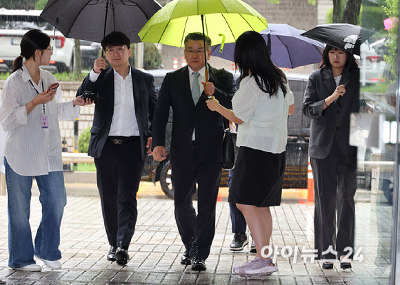 직권남용권리행사방해 혐의를 받는 유병호 감사위원이 구속 전 피의자 심문(영장실질심사)을 위해 20일 서울 서초구 서울중앙지방법원에 출석하고 있다. [사진=사진공동취재단 ]