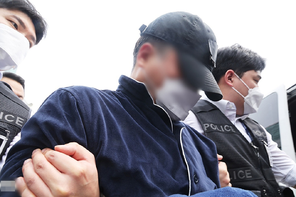 부모와 처자식 등 일가족 5명을 살해해 살인 및 존속살인 혐의로 구속영장이 청구된 50대 가장 A씨가 17일 구속 전 피의자 심문(영장실질심사)에 출석하기 위해 경기도 용인동부경찰서 유치장에서 나오고 있다. 2025.4.17 [사진=연합뉴스]