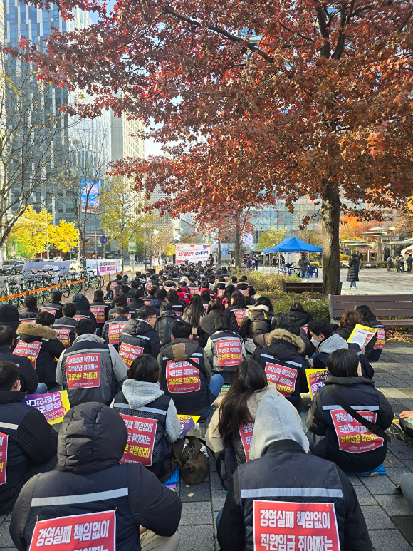 17일 오후 LG헬로비전 노동조합이 LG헬로비전 상암 본사 앞에 위치한 가온문화공원에서 총파업 결의대회인 2025 임단투 결의대회를 진행하고 있다. [사진=안세준 기자]