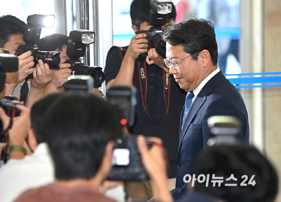 김승원 법무부 장관 후보자가 3일 오전 서울 종로구 적선현대빌딩에 마련된 인사청문회 준비사무실로 출근하고 있다. [사진=곽영래 기자]