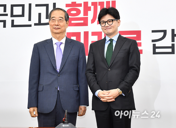 한동훈 국민의힘 당대표가 1일 오후 서울 여의도 국회에서 한덕수 국무총리를 접견, 기념촬영을 하고 있다. [사진=곽영래 기자]